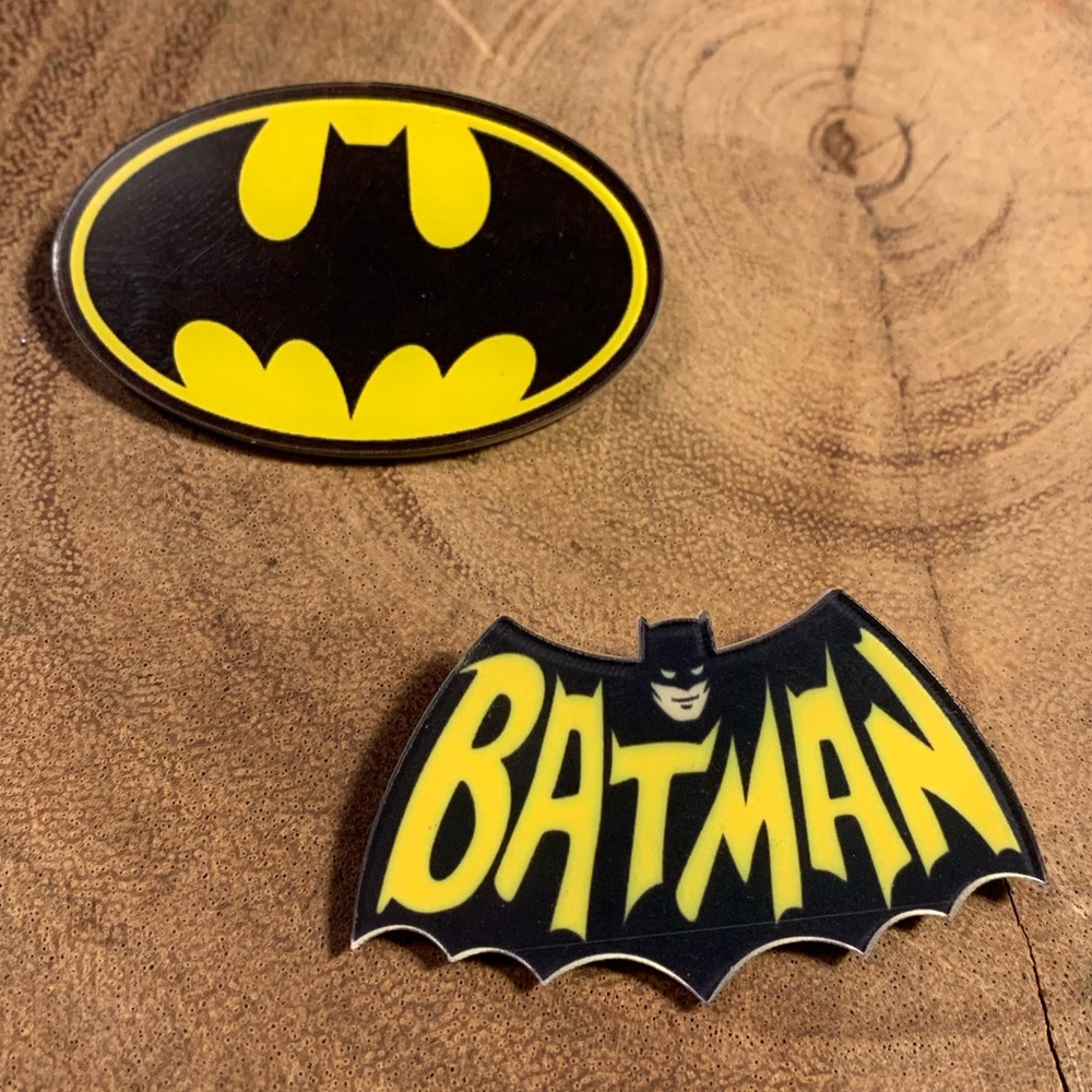 Set of 2 Plastic Vintage Style Batman Logo Pins Brooches Black Yellow - Picture 1 of 1